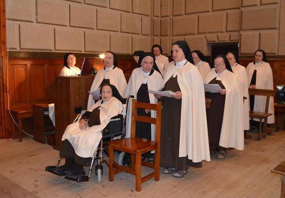 Monjas carmelitas en la capilla del convento de San José de Calahorra, en junio de 2015, en un acto religioso por la peregrinación del bastón de Santa Teresa.