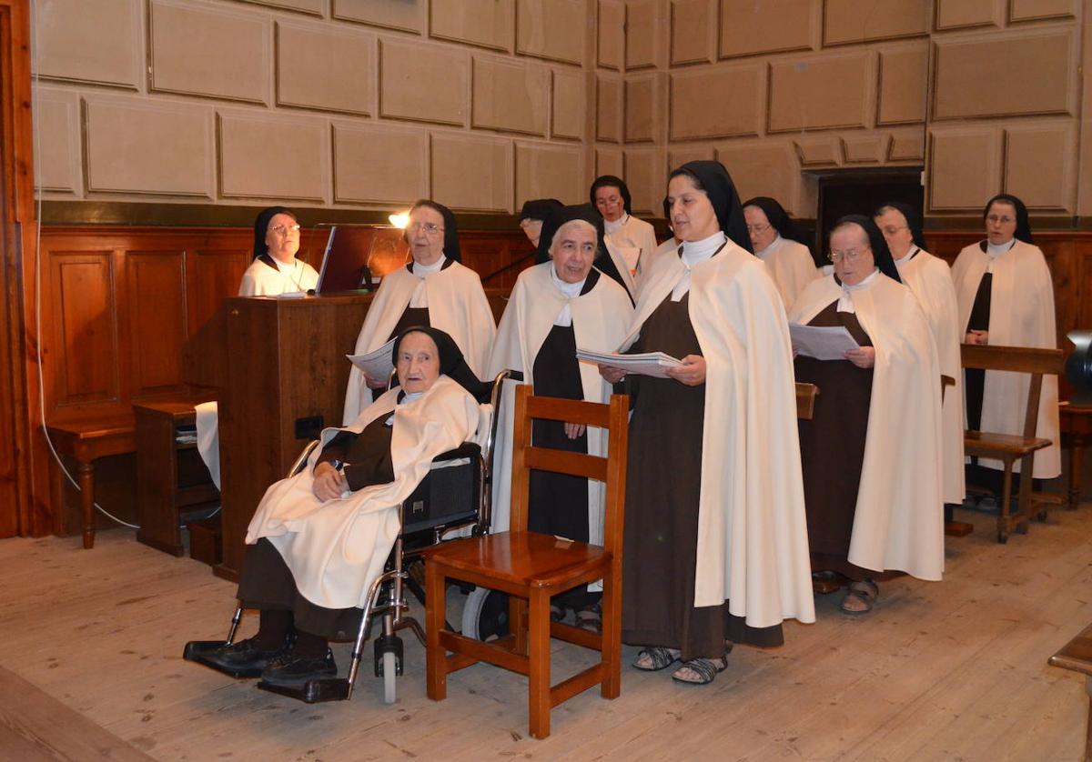 Monjas carmelitas en la capilla del convento de San José de Calahorra, en junio de 2015, en un acto religioso por la peregrinación del bastón de Santa Teresa.