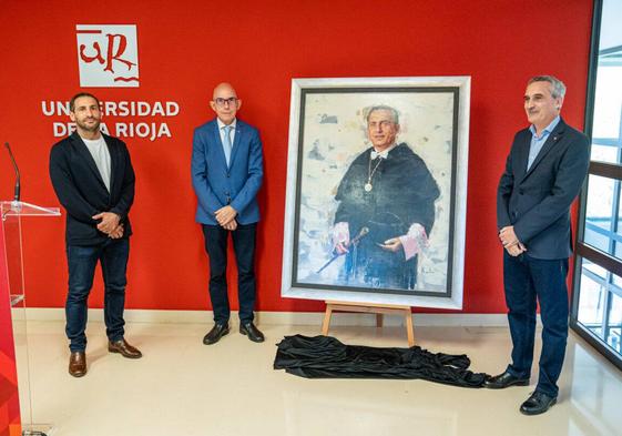 El pintor Larry Karlin, el rector Juan Carlos Ayala junto a Julio Rubio y el retrato de este