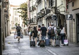 Un grupo de jóvenes turistas recorre la calle Mayor tras su llegada a Logroño durante una visita de fin de semana en verano.