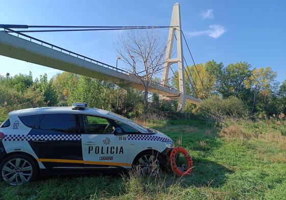 Un deportista y dos policías locales rescatan a una persona del río Ebro