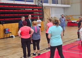 El alcalde y el presidente de Logroño Deporte, con los alumnos de la primera clase del curso de gimnasia para mayores, en Lobete.