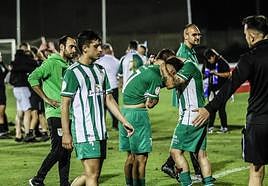 Los jugadores del Pradejón lloran tras la derrota.