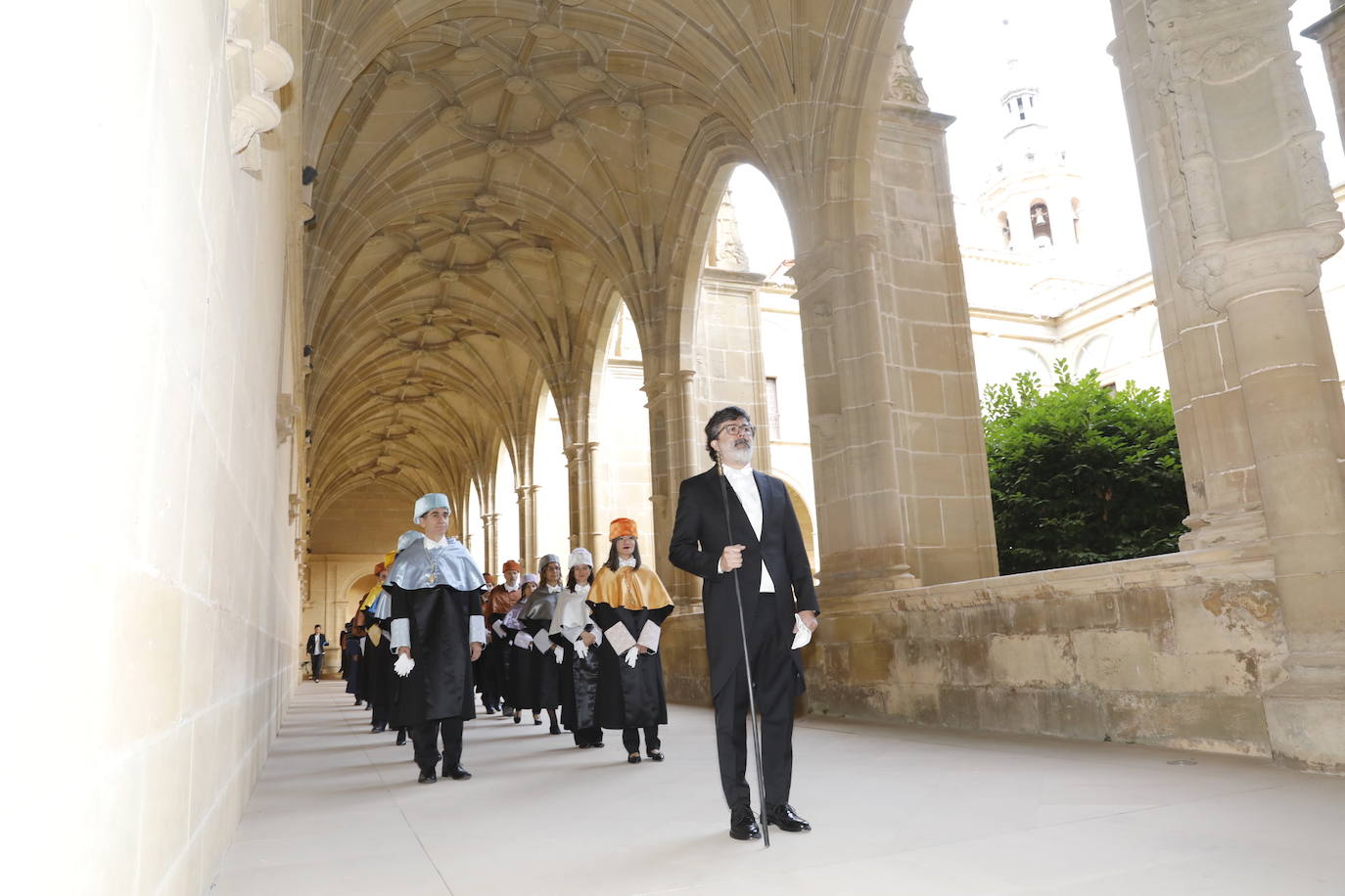 La comitiva se dirige por el claustro al refectorio de Yuso.