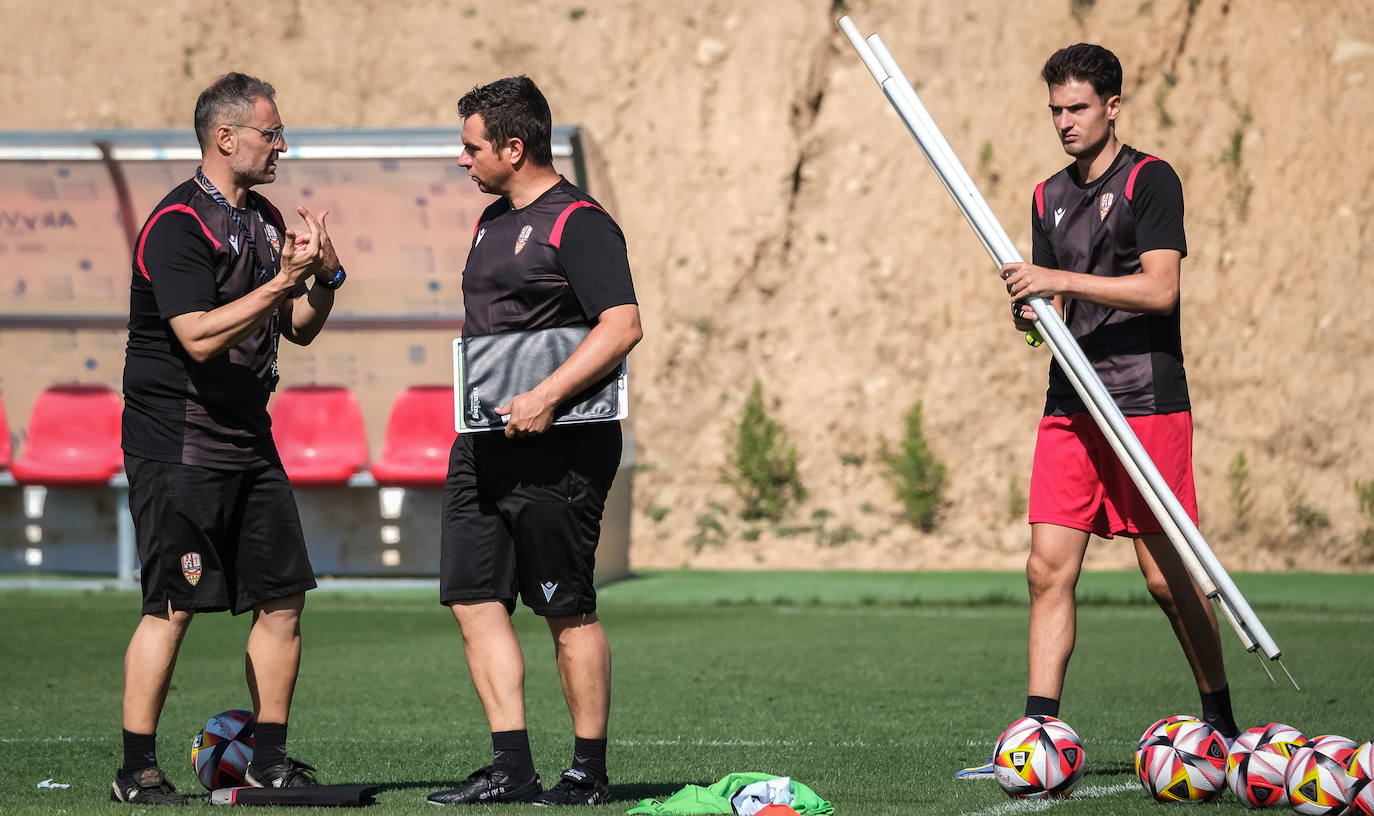 Diego Martínez conversa con Arturo Guerra durante un entrenamientos.