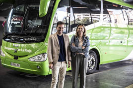 El consejero Daniel Osés y la directora general de Infraestructuras, Gema Álvarez, en la estación de autobuses