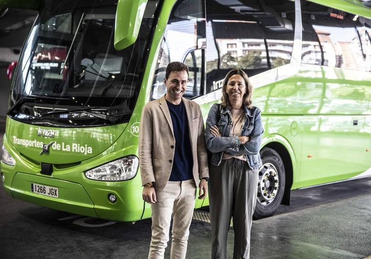 El consejero Daniel Osés y la directora general de Infraestructuras, Gema Álvarez, en la estación de autobuses