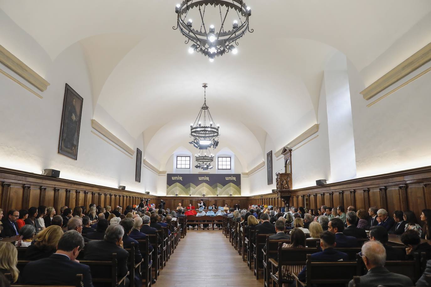 Aspecto del refectorio de San Millán durante el acto de investidura de los doctores honoris causa.