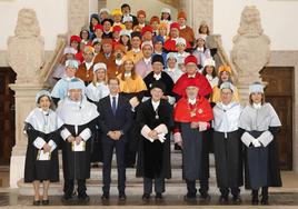 Los doctores honoris causa posan junto al rector de UNIR, miembros del claustro y el presidente Gonzalo Capellán, en Yuso.