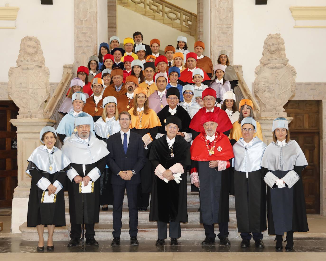 Los doctores honoris causa posan junto al rector de UNIR, miembros del claustro y el presidente Gonzalo Capellán, en Yuso. 