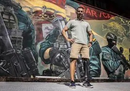 Fortaleza y valor. Luis Miguel López, junto al mural de la UAR en la Comandancia de la Guardia Civil.