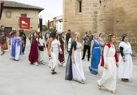 Mujeres romanas y algunos soldados, en el desfile que recorrió las calles.