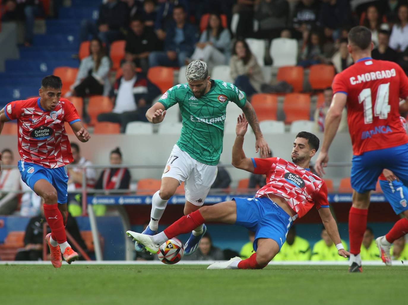 Jordi Escobar se marcha de un rival durante el partido en Lugo.