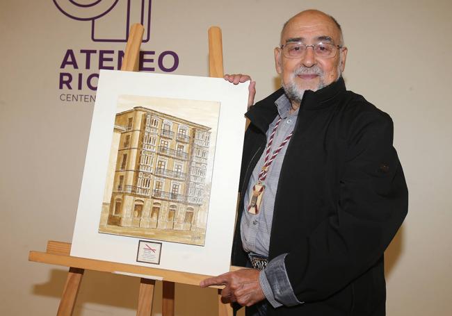 Taquio Uzqueda, con el cuadro entregado al Ateneo Riojano, en el que representa la fachada de Poniente de la historica sede, la que da al IER y la menos reproducida de la institución