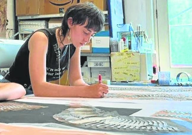 Silvia Casaus durante la elaboración del vestido 'Heliosfera'.