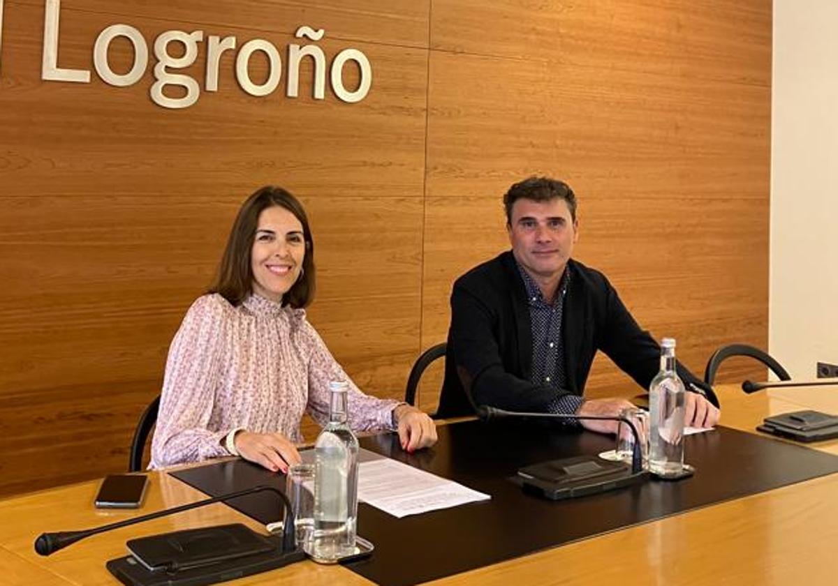 Rosa Fernández, concejala de Cultura, y Carlos Fuentes, gerente de la Fundación Caja Rioja, durante la rueda de prensa.