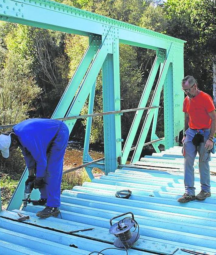 Imagen secundaria 2 - Osés, Francia y Álvarez visitaron este martes las obras del puente y trabajadores durante las tareas de rehabilitación de la estructura. a. p