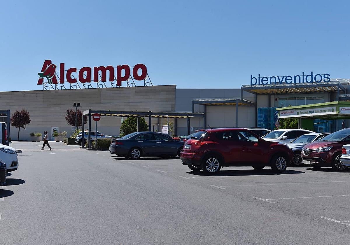 Exterior del centro comercial Alcampo en Logroño.