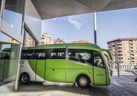 Un autobús saliendo de la estación de Logroño.