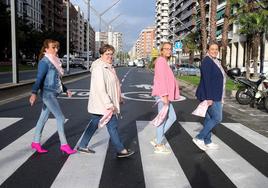 Elena Ciordia, Paloma Bezares, Olga Jiménez y Magdalena Toyas, este miércoles en la Gran Vía logroñesa con los pañuelos rosas de la Asociación Española contra el Cáncer (AECC) de La Rioja.