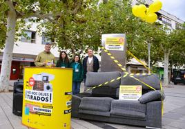 El edil de Limpieza, David Antoñanzas, personal de la campaña y el jefe de FCC en La Rioja, Ramón Bartolomé, presentaron ayer las acciones .