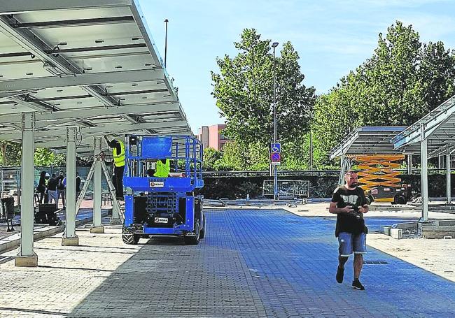 Obras en el aparcamiento de la Plaza de la Vendimia, donde se están instalando placas solares.