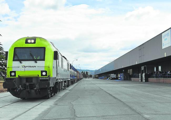 La terminal tiene operativas dos rutas (Barcelona y Bilbao) y dos vías.