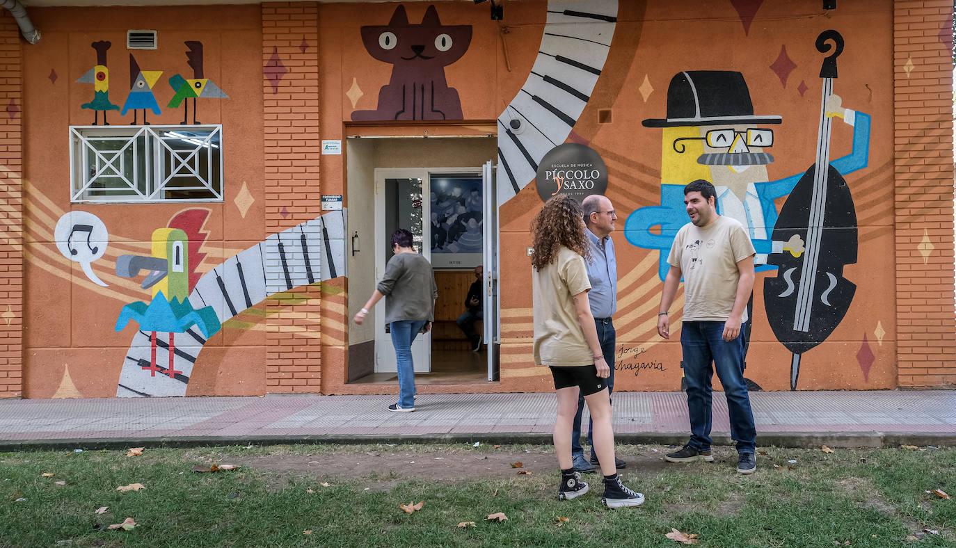 Mural, también obra del autor anterior, de la escuela de música (calle Barrera) que «pinta a los profesores alrededor de la manzana» vecina al citado 'Call Rioja'.