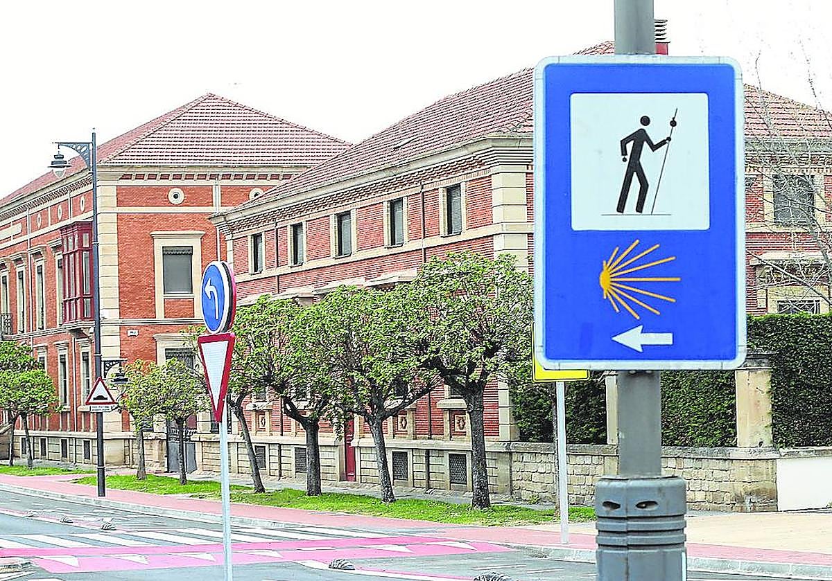 Los tres inmuebles de la sede de Defensa en la calle Comandancia, con los dos de los extremos actualmente desocupados y sin uso.