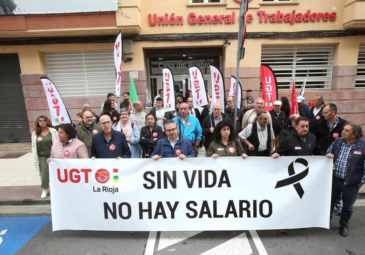 Concentración celebrada en la puerta de UGT en condena por el último fallecimiento en accidente laboral.