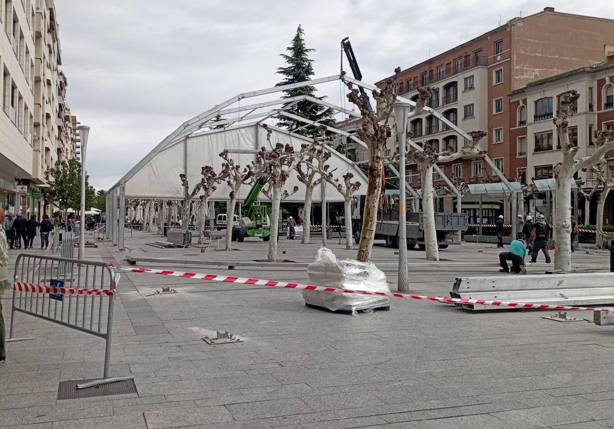 Montaje de la carpa de Halloween en Calahorra.