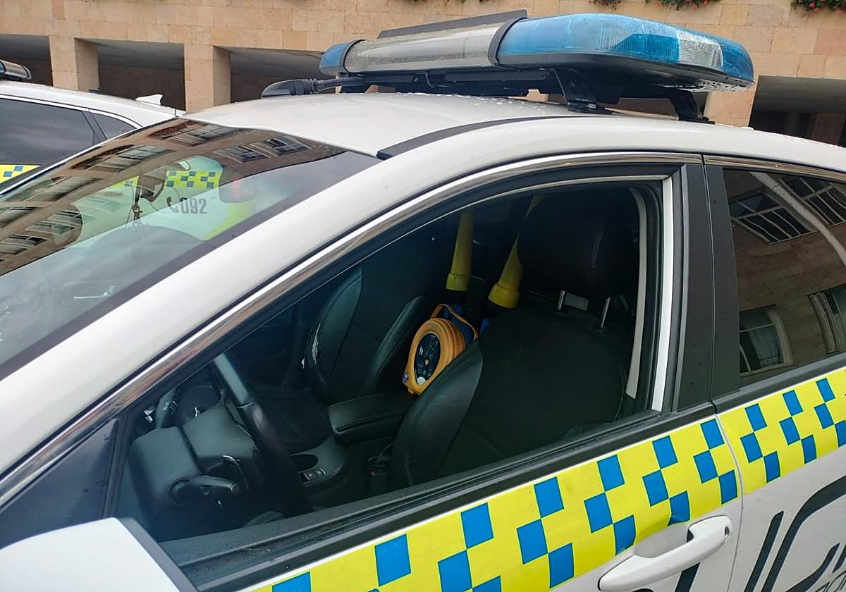 El desfibrilador, colocado dentro de un coche patrulla.