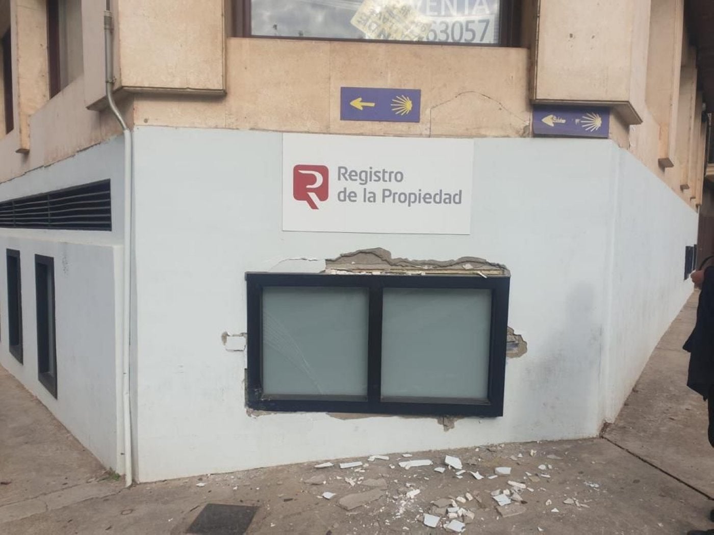Así quedó la fachada del edificio tras el accidente.