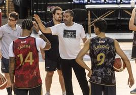 Jenaro Díaz da instrucciones en el entrenamiento matutino del miércoles.