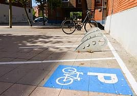Aparcabicis en la calle Teniente Palacio.