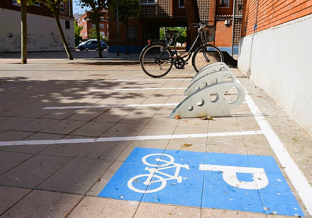 Aparcabicis en la calle Teniente Palacio.