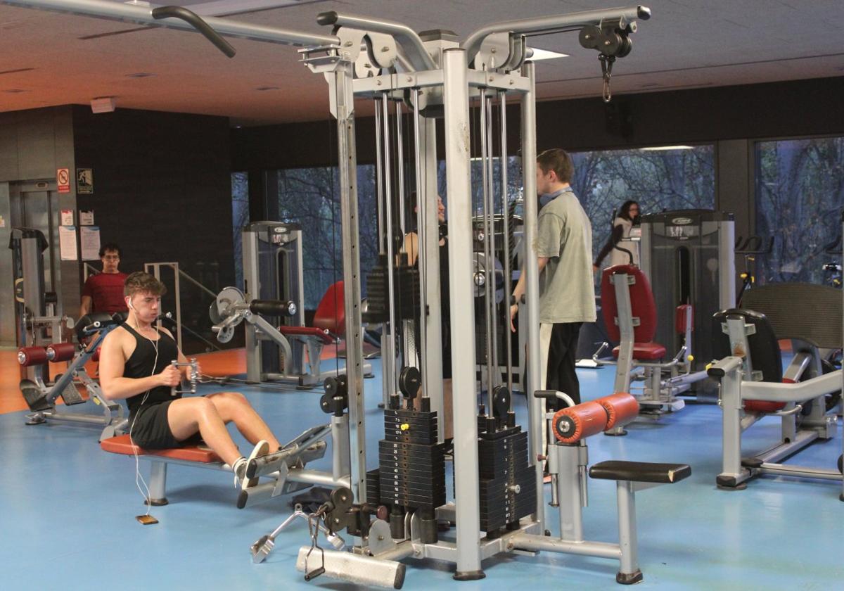 Usuarios en el gimnasio de Aquanájera esta misma semana.