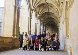 Las autoridades académicas posan en el claustro del monasterio de Yuso durante un momento de su visita.