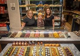 Carmen Cruz junto a sus hijas María Jesús y Susana posan junto a los huesos desanto y las pastas decoradas que hacen alusión a Halloween.
