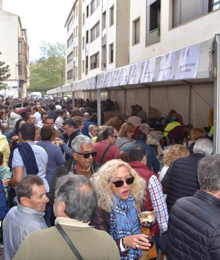 Imagen secundaria 2 - Arriba las croquetas se sirvieron en cuencos con tres unidades. Abajo a la izquierda varios guisos de champiñón con caza, para elegir. Abajo a la derecha gran ambiente en la cocina popular de Autol. 