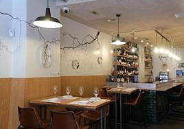 Vista del comedor y barra.