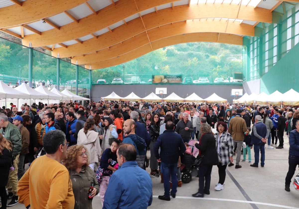 Cientos de personas llegadas de toda La Rioja y muchos aficionados de otros puntos del país llenaron el frontón, este domingo, en esta cita indispensable para los amantes del queso.