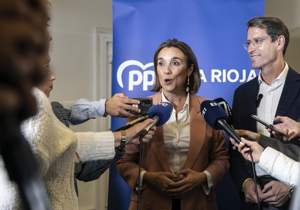 Cuca Gamarra, secretariageneral del PP, y GonzaloCapellán, presidente de La Rioja, tras el anuncio de lacelebración del Congreso.