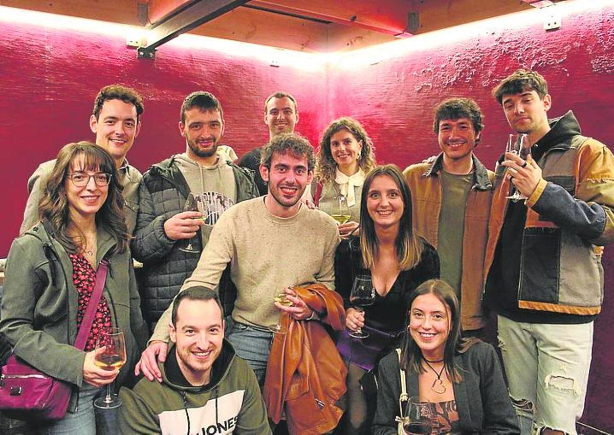 Imagen secundaria 1 - Dos cuadrillas disfrutando del vino en los calados de Cenicero. 