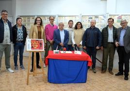 Directivos del CD Calahorra, la peña Crianza Rojilla, Asfinca y concejales del Ayuntamiento, en la presentación del sello.