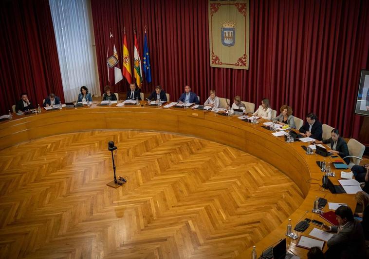 Imagen de archivo de un pleno del Ayuntamiento de Logroño.