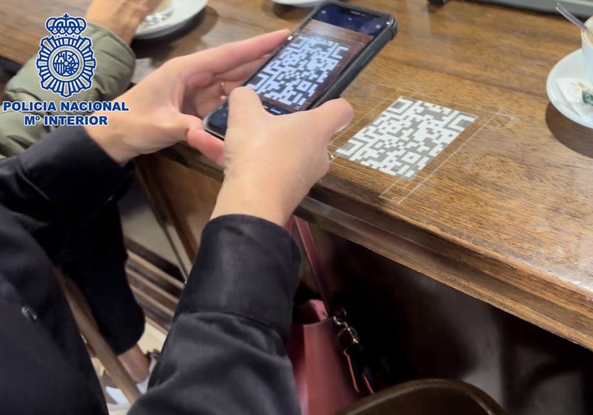 Así te pueden estafar en la mesa del restaurante solo por consultar el menú: ojo al código QR