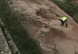 Un operario en las estancias halladas en la excavación.