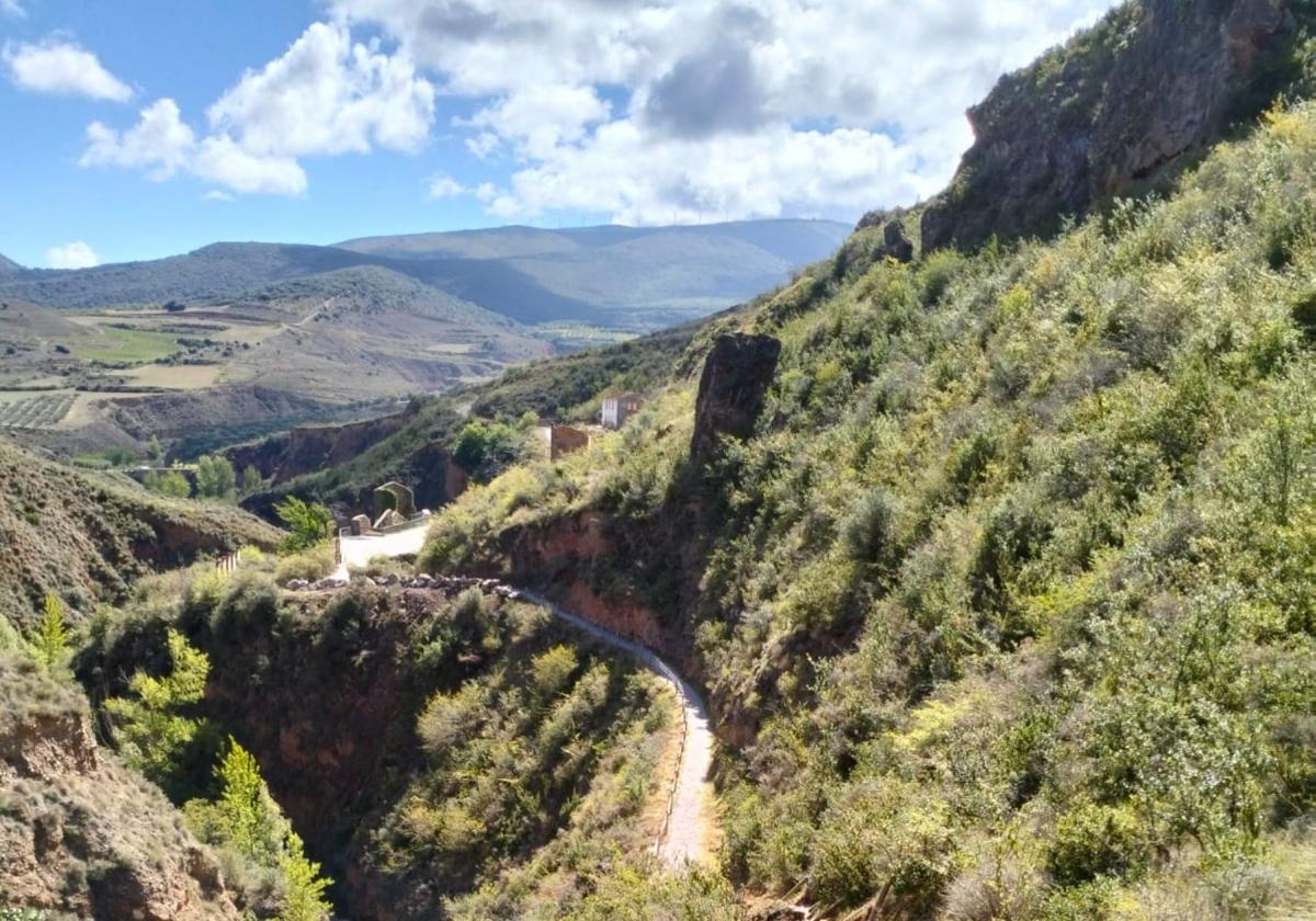 Uno de los senderos reacondicionados de las minas de plomo La Providencia de Santa Engracia del Jubera.