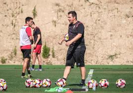 Diego Martínez da instrucciones a sus jugadores